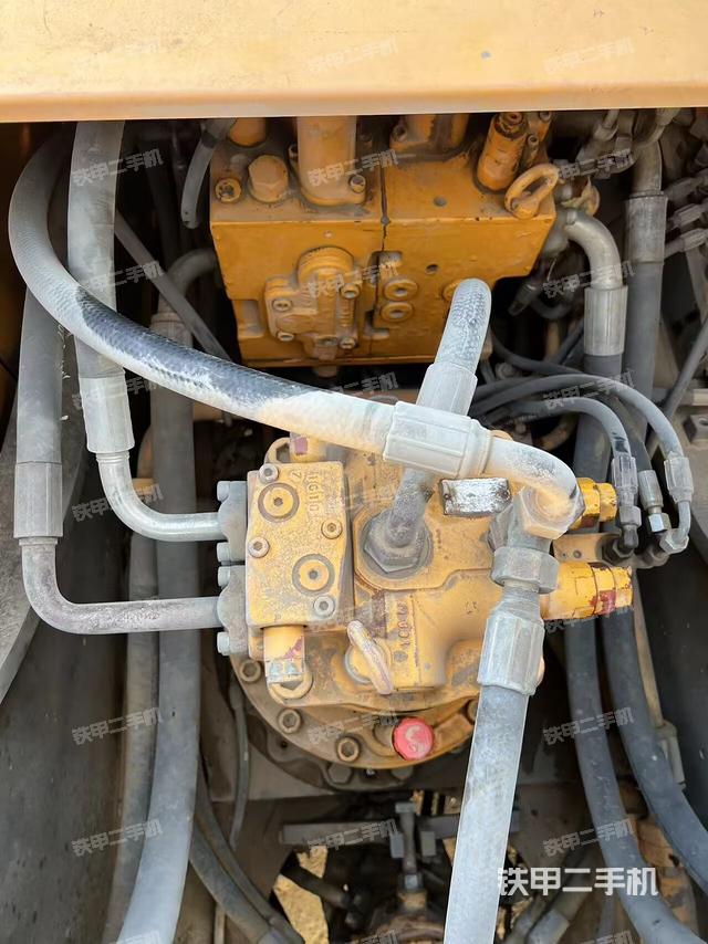 回转马达和主控阀（整机外观）