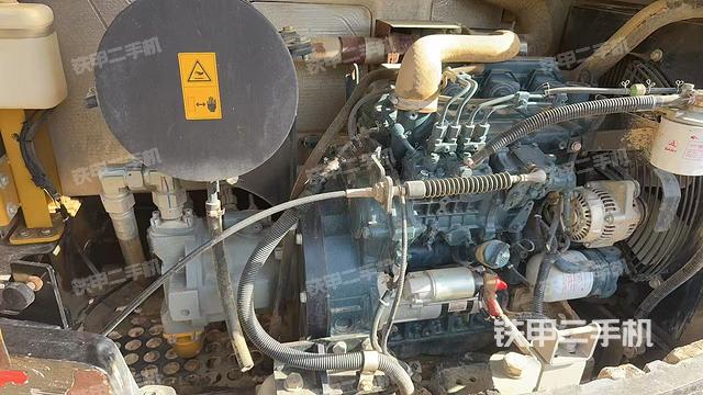 液压泵舱室正面整体（整机外观）