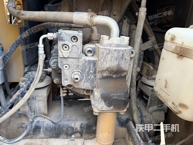 液压泵舱室正面整体（整机外观）