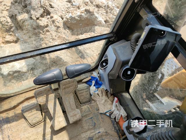 行走控制手柄和踏板?俯拍（駕駛室部分）