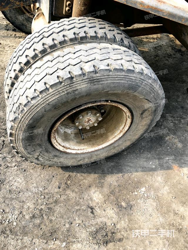 左驅(qū)動輪（行走機構(gòu)）