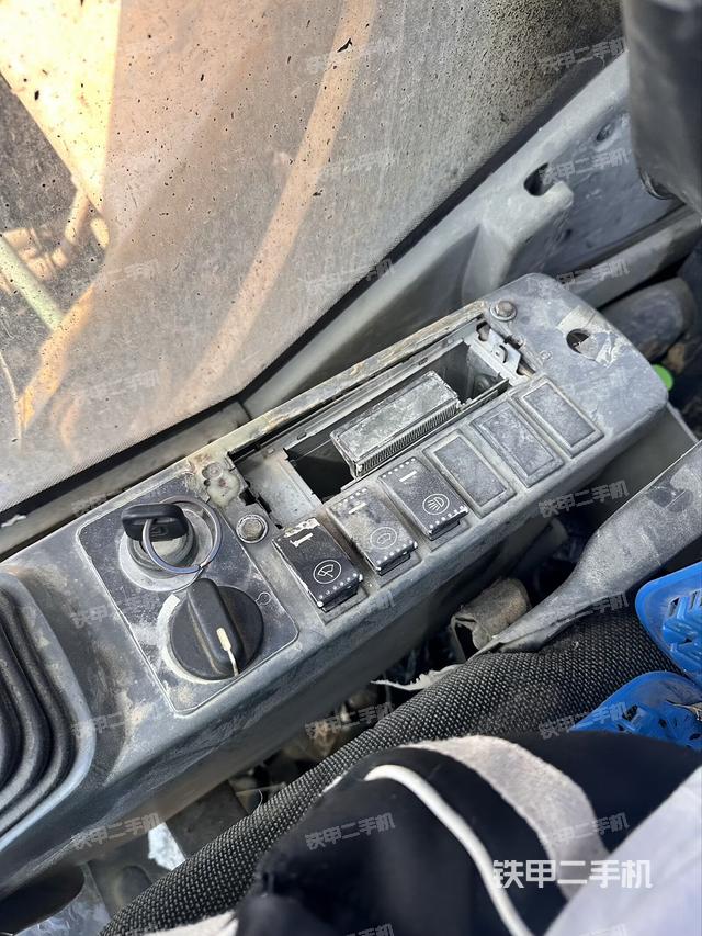 座椅右側(cè)控制臺(tái)/鑰匙門/油門/含右手柄（駕駛室部分）