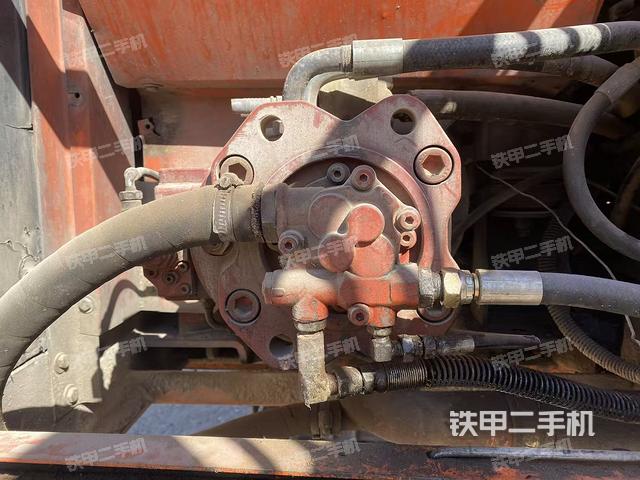 液壓泵艙室正面整體（整機外觀）