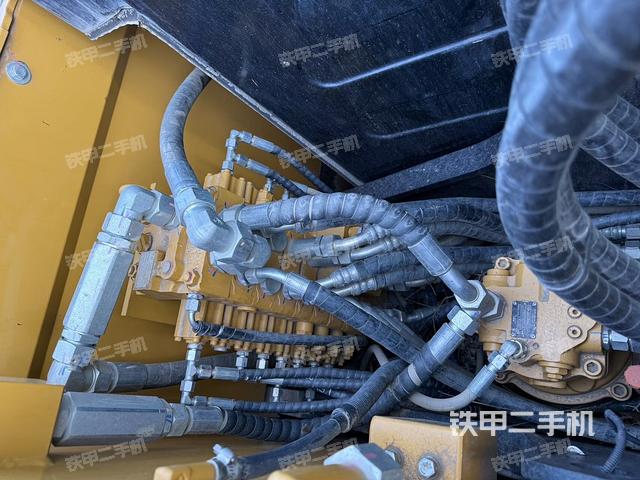 回转马达和主控阀（整机外观）