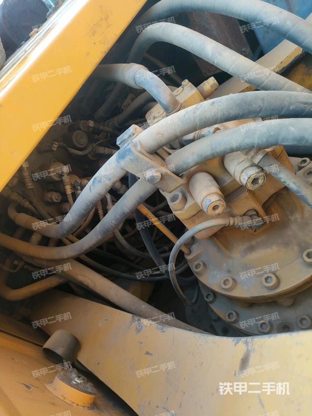 回轉(zhuǎn)馬達(dá)和主控閥（整機(jī)外觀）