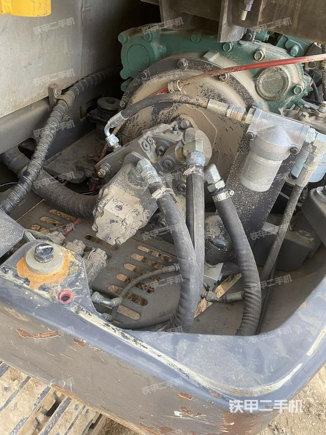 液壓泵艙室正面整體（整機(jī)外觀）