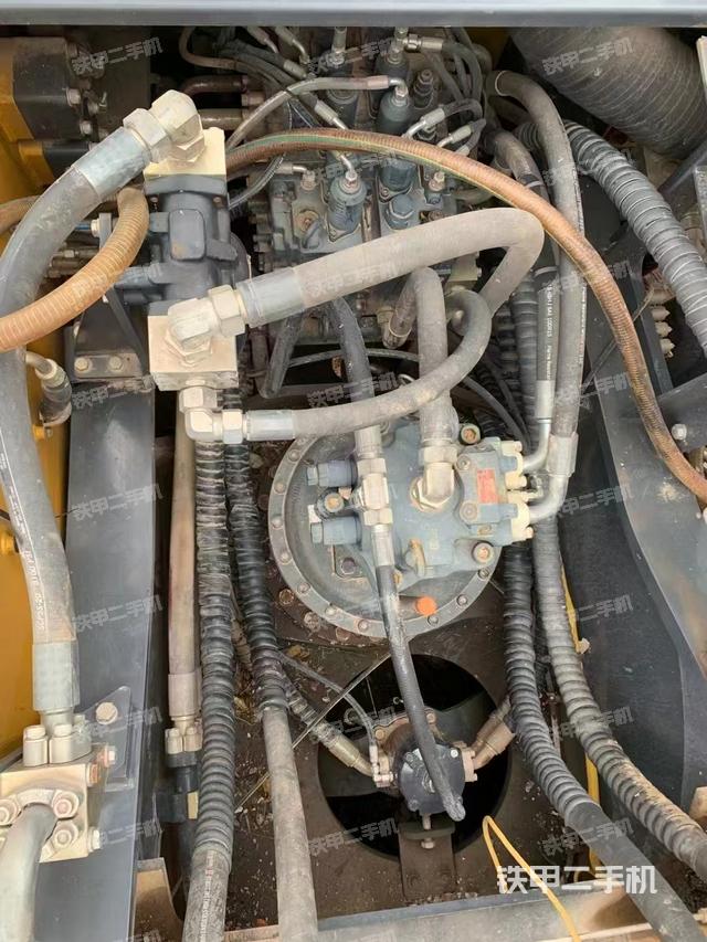 回轉(zhuǎn)馬達(dá)和主控閥（整機(jī)外觀）