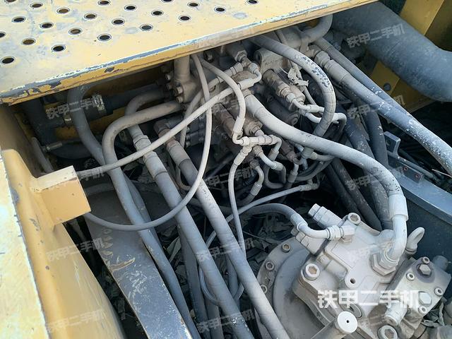 回轉(zhuǎn)馬達(dá)和主控閥（整機(jī)外觀）