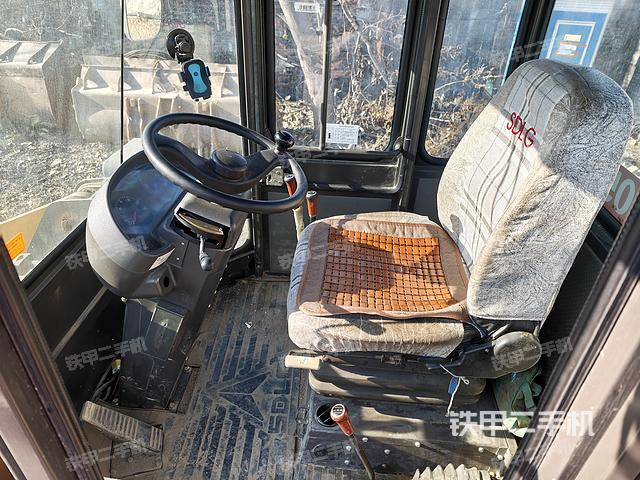 駕駛室工作臺(tái)（整機(jī)外觀及大件）