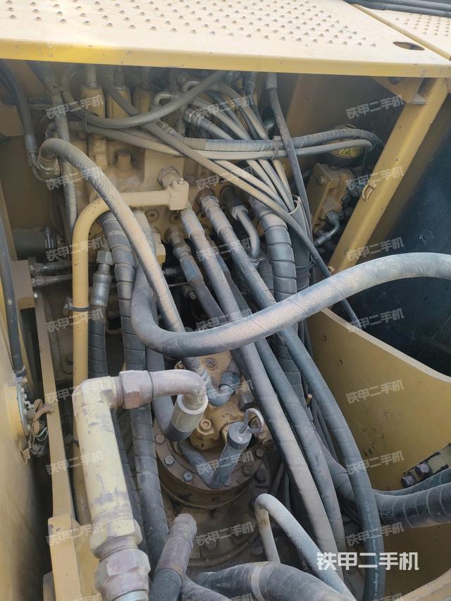 回轉(zhuǎn)馬達(dá)和主控閥（整機(jī)外觀）