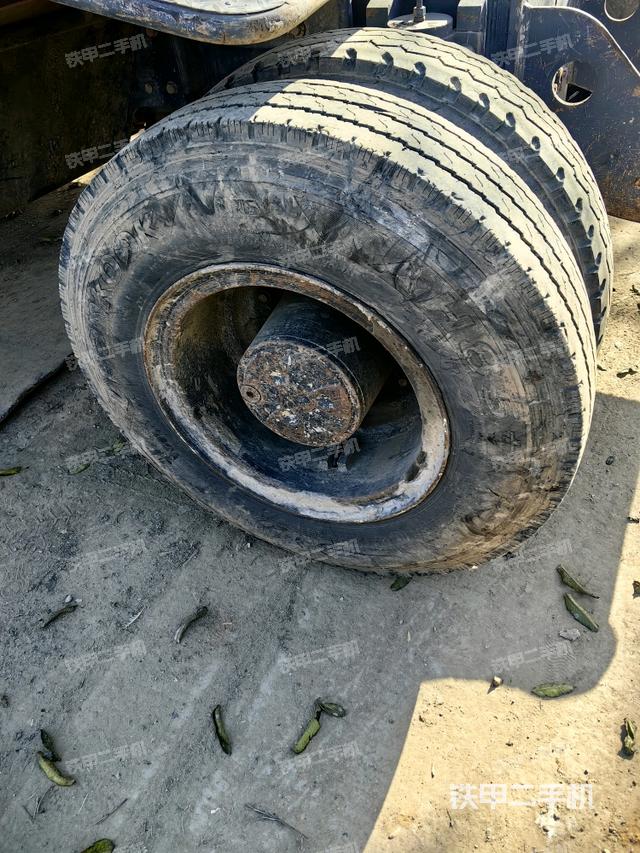 右驅(qū)動輪（行走機構(gòu)）