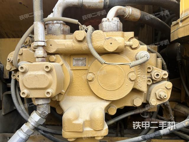 液壓泵艙室正面整體（整機外觀）