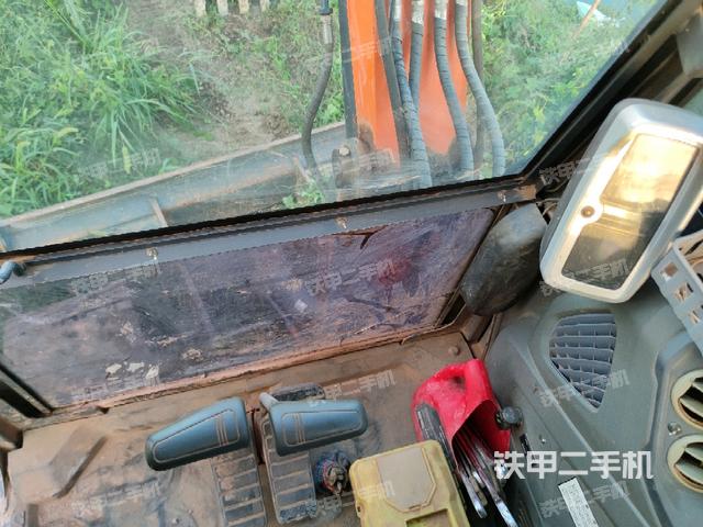 行走控制手柄和踏板?俯拍（駕駛室部分）