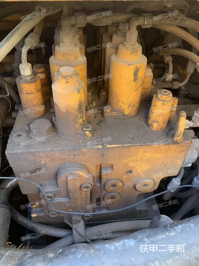 回转马达和主控阀（整机外观）