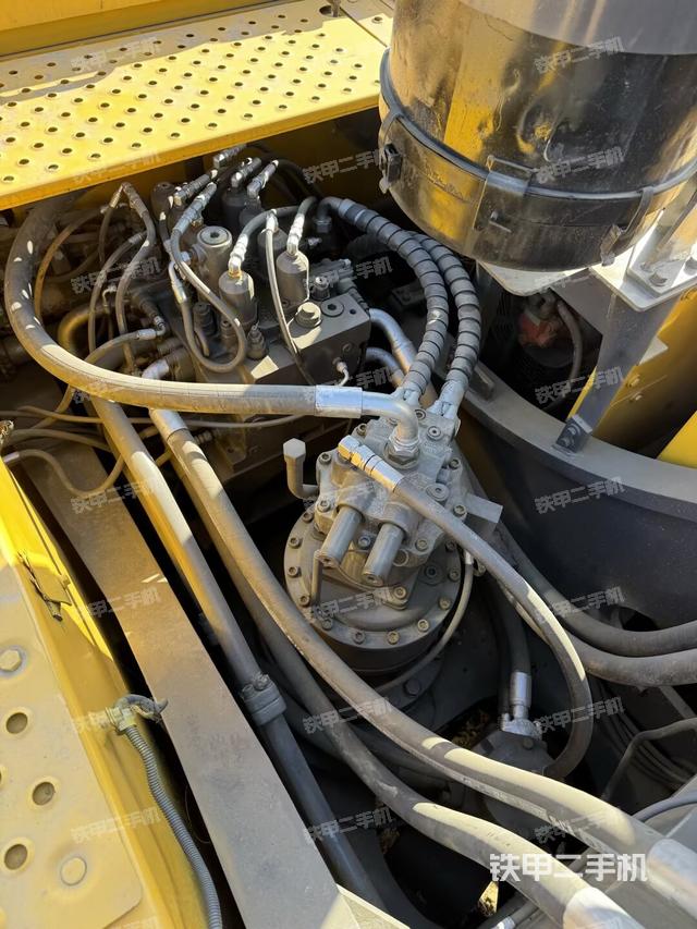 回轉(zhuǎn)馬達(dá)和主控閥（整機(jī)外觀）