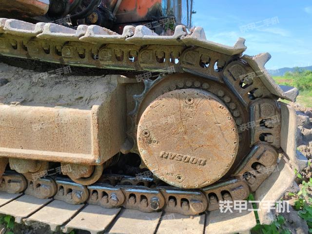 左驅(qū)動(dòng)輪（行走機(jī)構(gòu)）