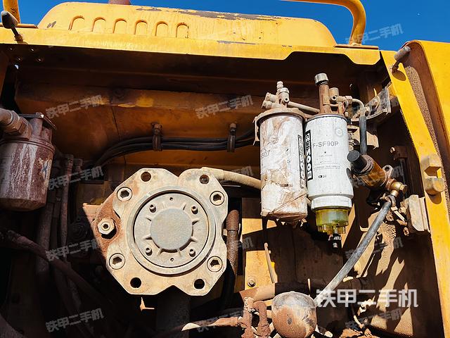 液压泵舱室正面整体（整机外观）