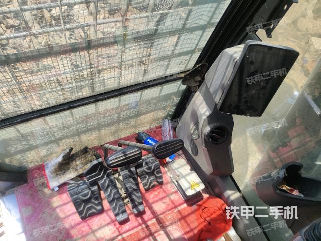 行走控制手柄和踏板?俯拍（駕駛室部分）