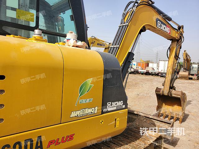 液压泵舱室正面整体（整机外观）