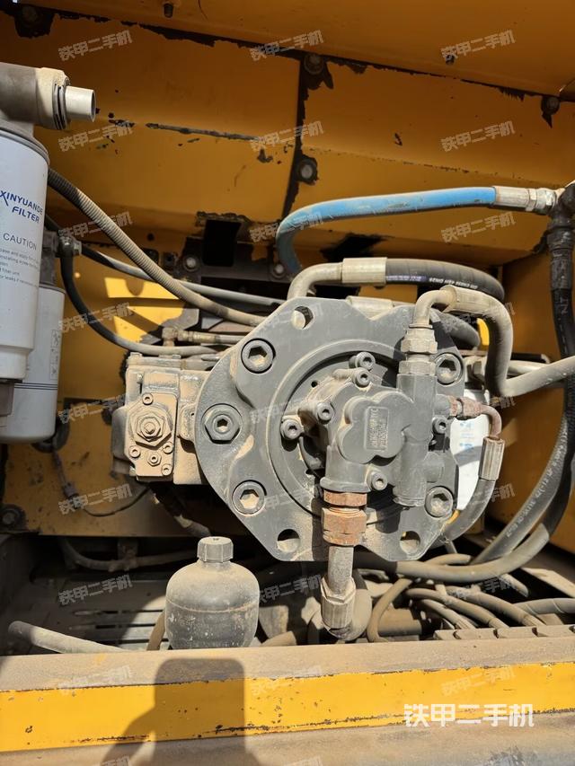 液壓泵艙室正面整體（整機外觀）