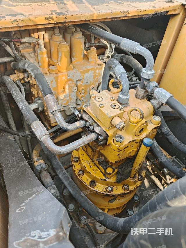 回转马达和主控阀（整机外观）