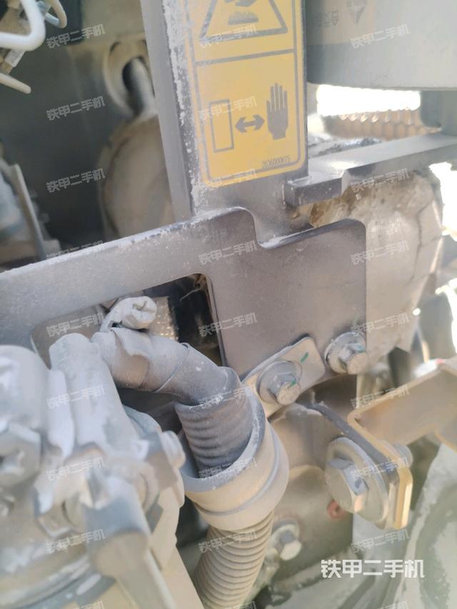 液压泵舱室正面整体（整机外观）