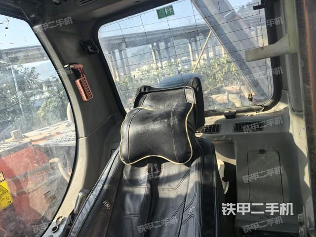 行走控制手柄和踏板?俯拍（駕駛室部分）