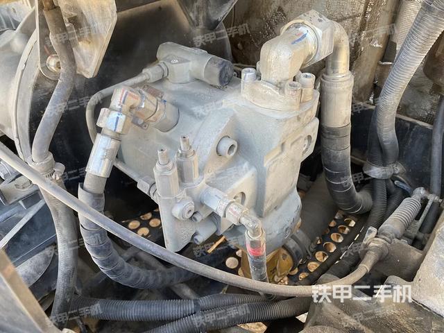 液压泵舱室正面整体（整机外观）