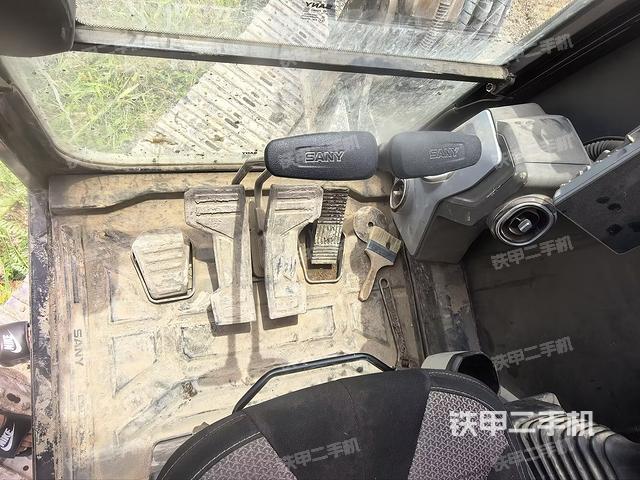 行走控制手柄和踏板?俯拍（駕駛室部分）