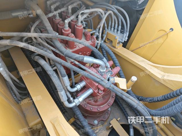 回轉(zhuǎn)馬達(dá)和主控閥（整機(jī)外觀）