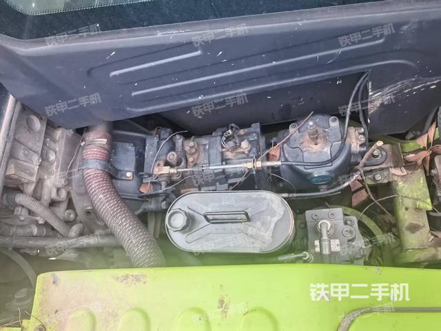 液压泵舱室正面整体（整机外观）