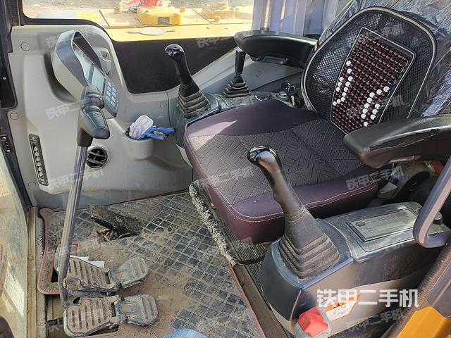 回转马达和主控阀（整机外观）