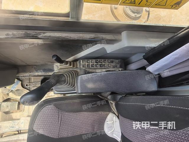 座椅右側(cè)控制臺(tái)/鑰匙門/油門/含右手柄（駕駛室部分）