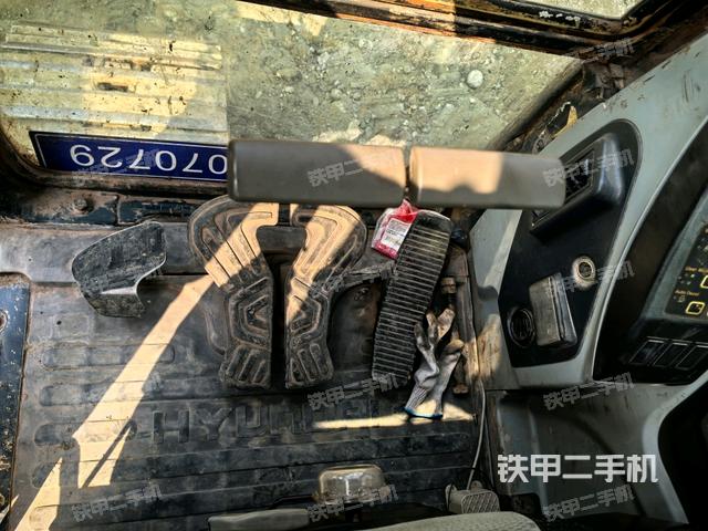 行走控制手柄和踏板 俯拍（驾驶室部分）