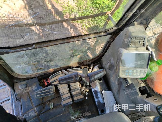 行走控制手柄和踏板?俯拍（駕駛室部分）