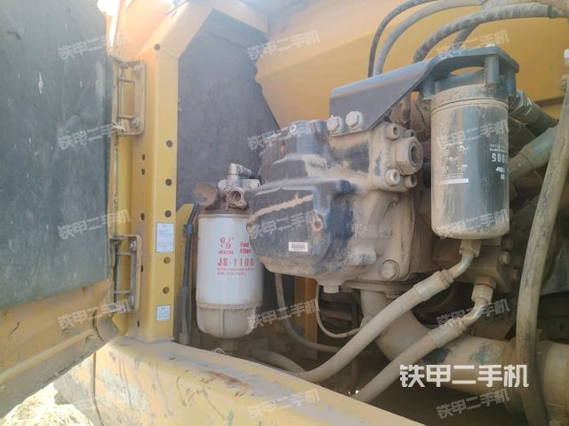 液壓泵艙室正面整體（整機外觀）