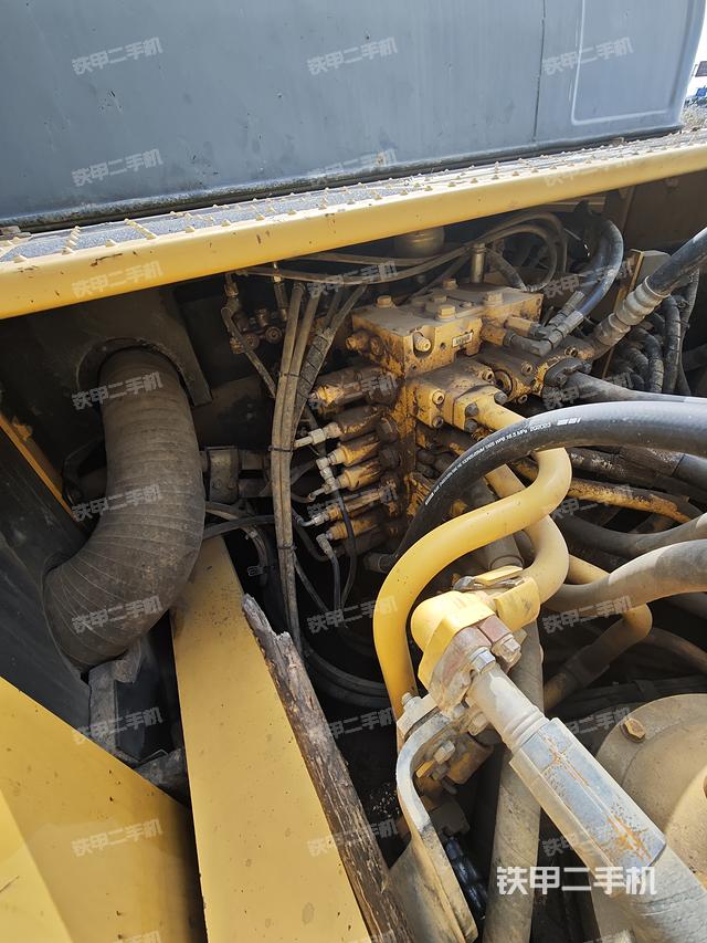 回转马达和主控阀（整机外观）