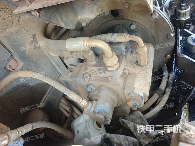 液压泵舱室正面整体（整机外观）