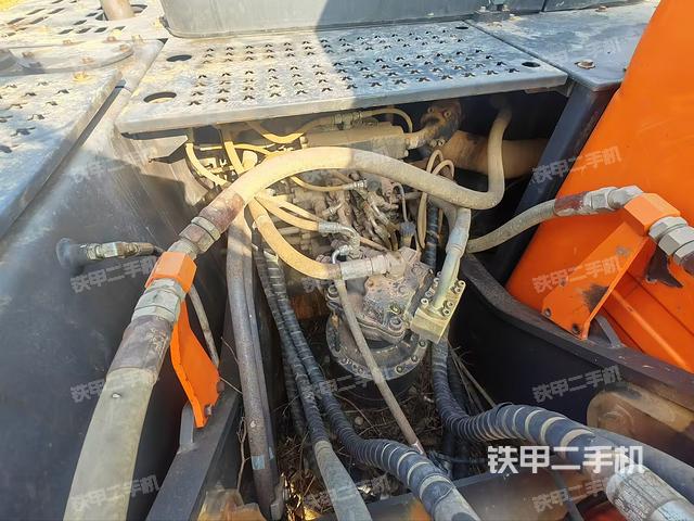 回转马达和主控阀（整机外观）