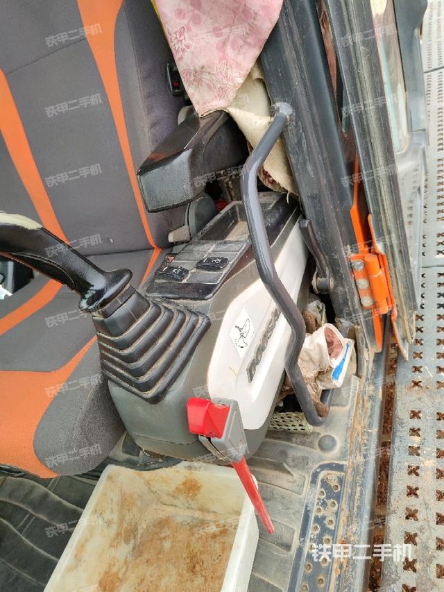 座椅左側(cè)控制臺(tái)/音響/含左手柄（駕駛室部分）