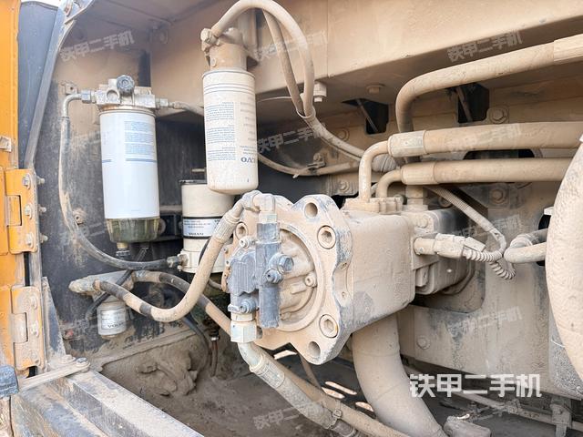 液压泵舱室正面整体（整机外观）