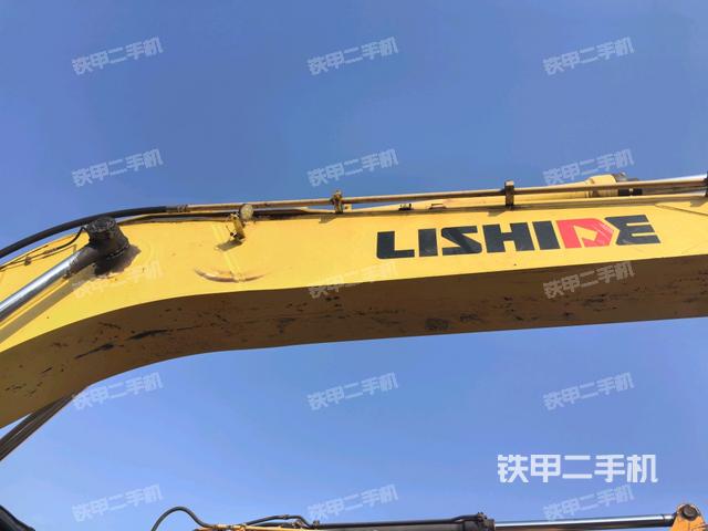 大臂油缸整体 竖拍（工作和回转装置）