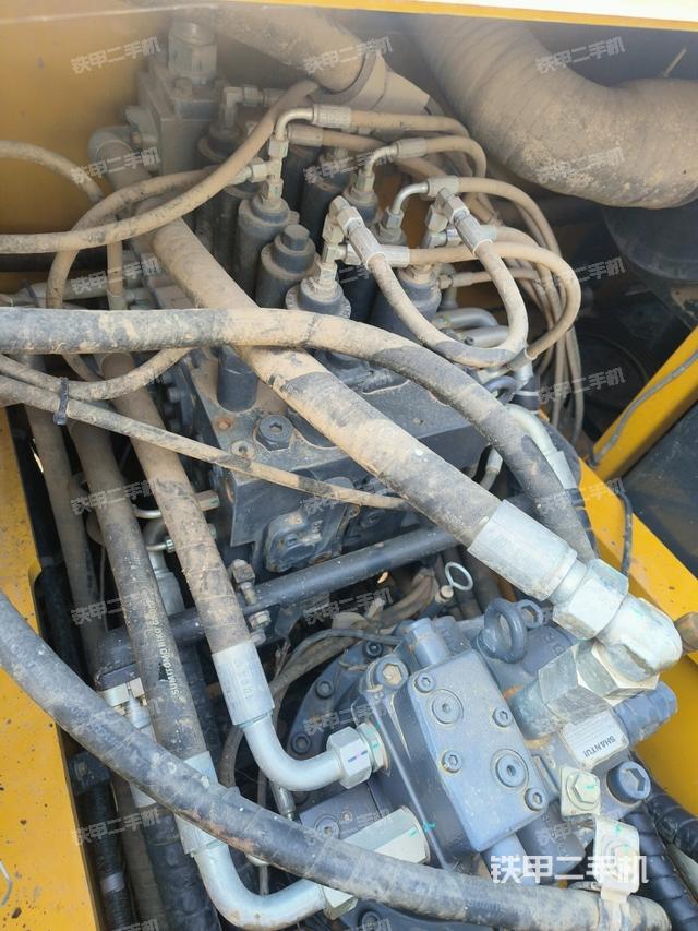 回轉(zhuǎn)馬達(dá)和主控閥（整機(jī)外觀）