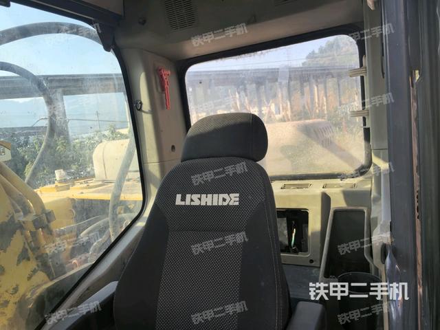 行走控制手柄和踏板 俯拍（驾驶室部分）