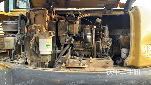 液压泵舱室正面整体（整机外观）