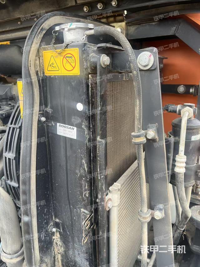 液壓泵艙室正面整體（整機(jī)外觀）