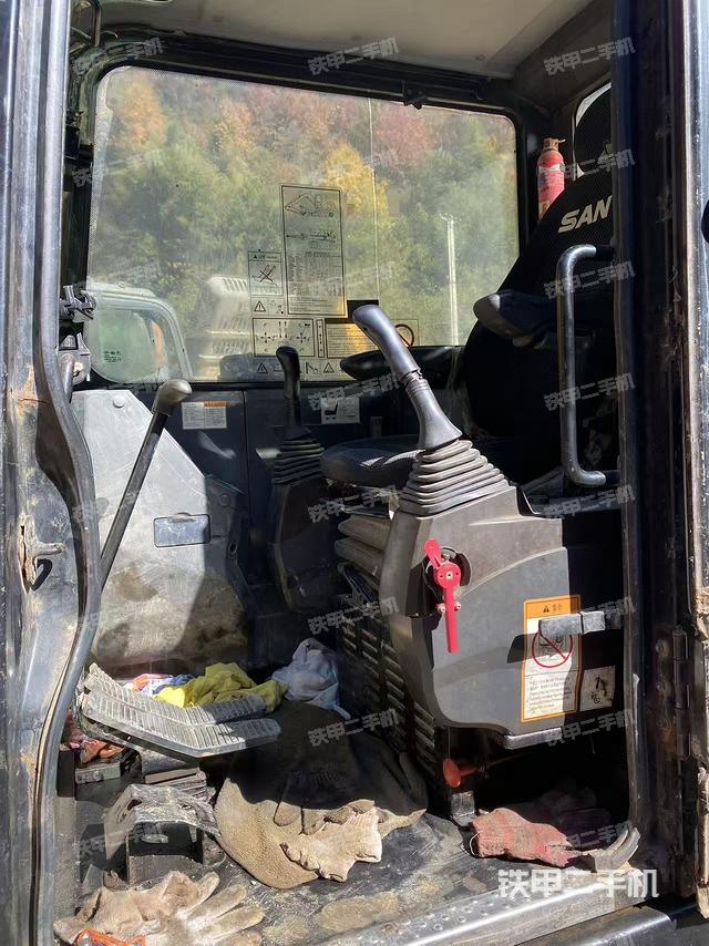 駕駛室整體（整機外觀）