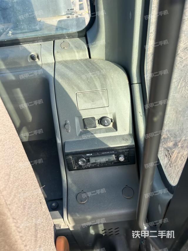 座椅右側(cè)控制臺(tái)/鑰匙門/油門/含右手柄（駕駛室部分）