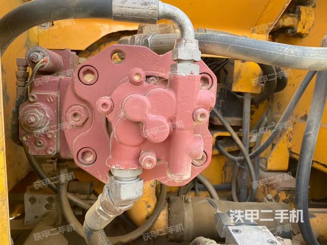 液压泵舱室正面整体（整机外观）