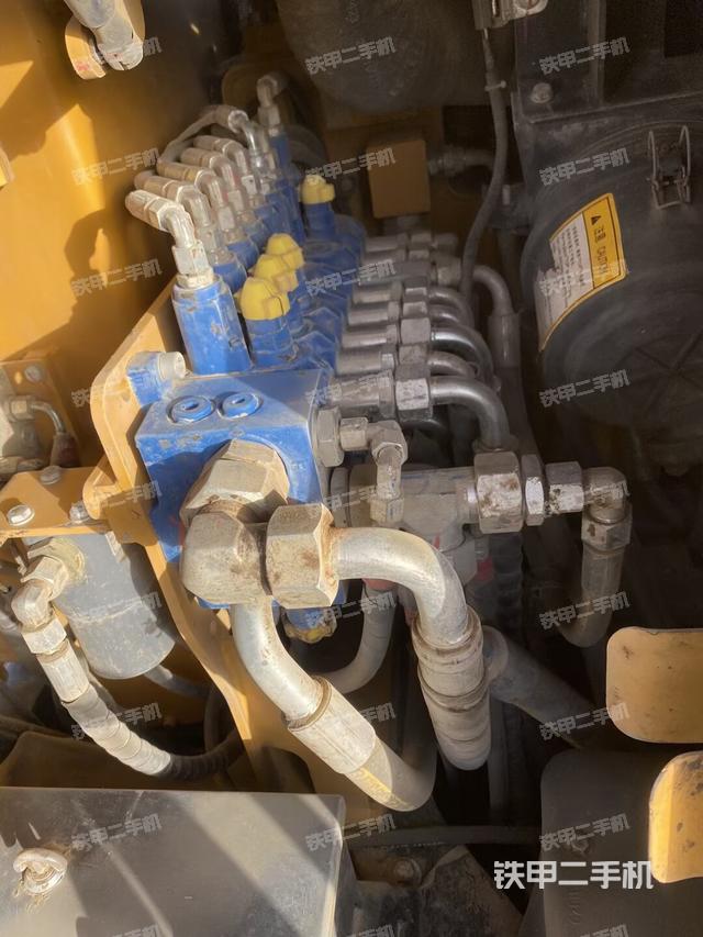 回转马达和主控阀（整机外观）